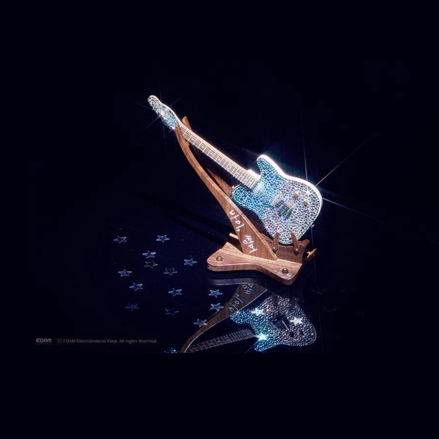 (PRE-ORDER) IU MEMORY OF THE WINNING MD - BYE SUMMER MINIATURE GUITAR SET