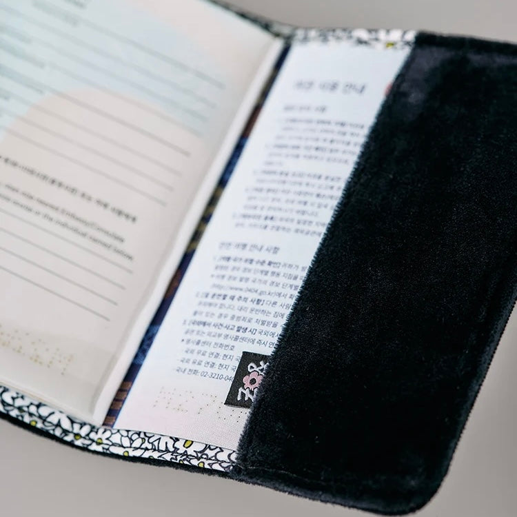 (PRE-ORDER) ZO&FRIENDS PASSPORT COVER SIGNATURE