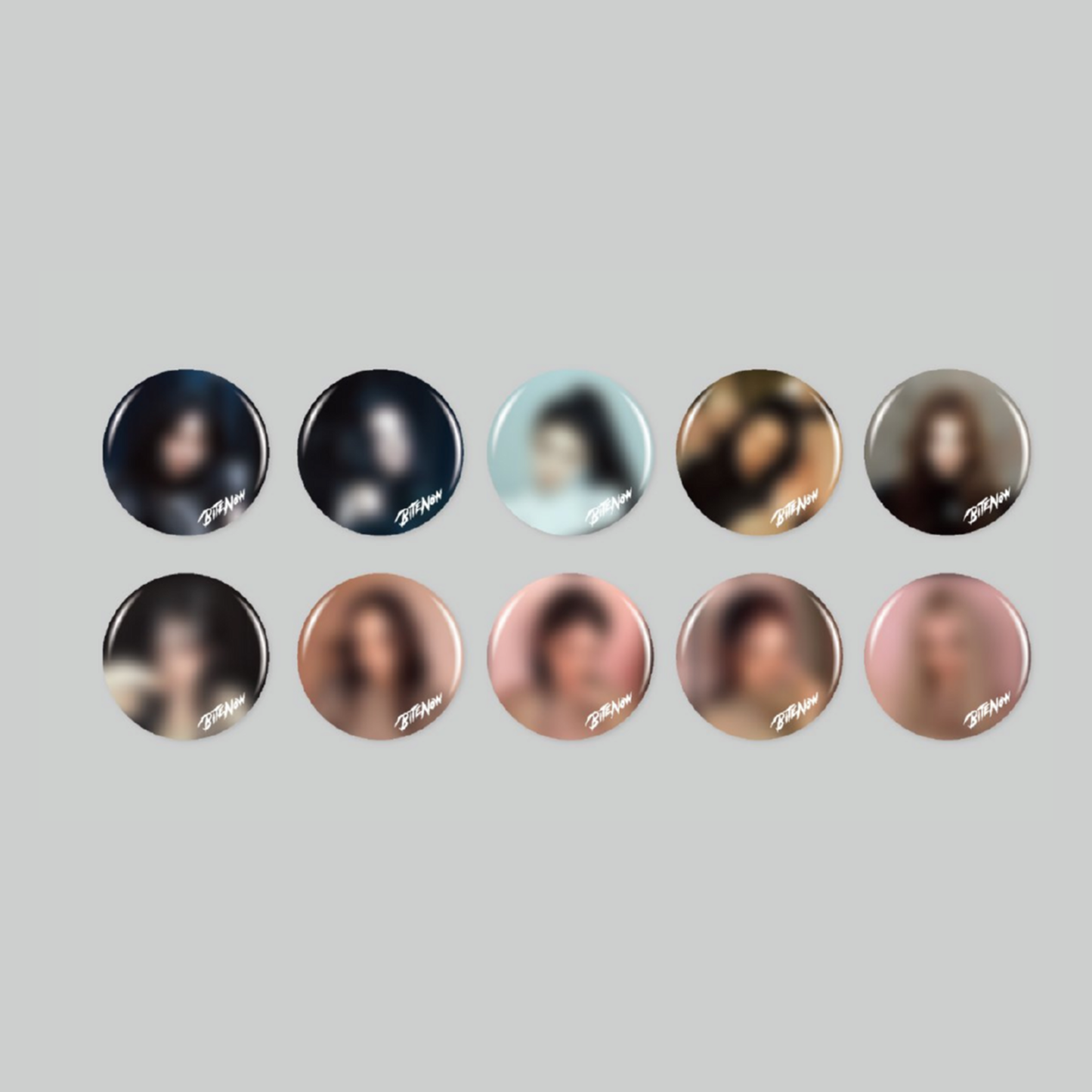 (PRE-ORDER) MEOVV [BITE NOW] POP-UP - RANDOM PHOTO CAN BADGE